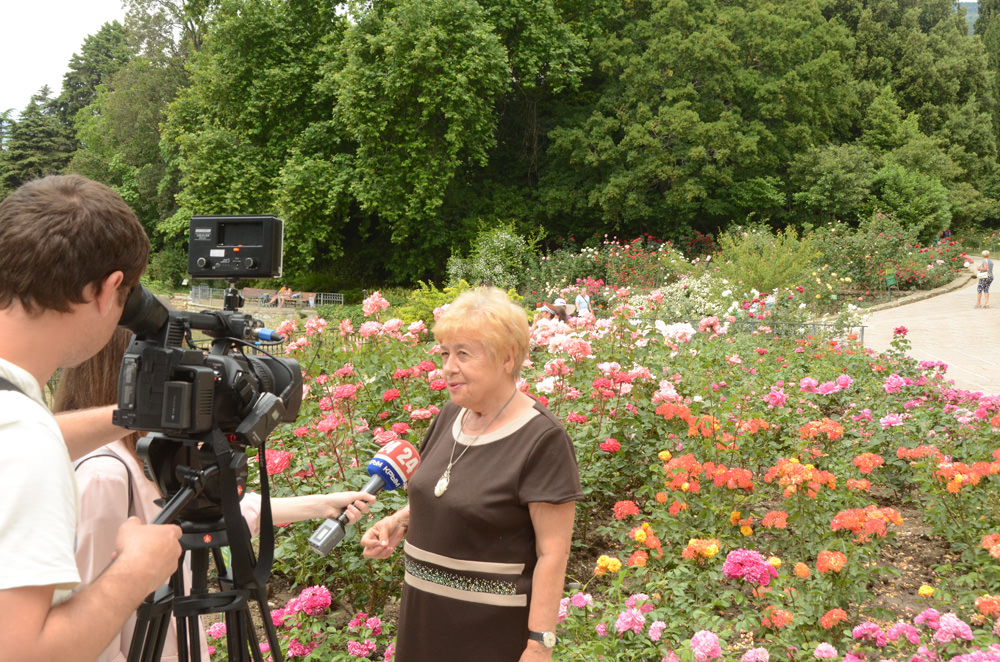 Зинаида Клименко проработала в НБС 60 лет и по-прежнему занимается селекцией роз
