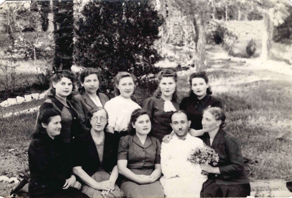 3_Крым Ялта санаторий Сосняк 1946 г медсестры. Бабушка стоит крайняя слева