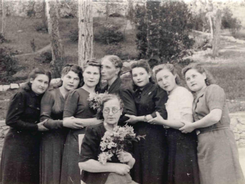 4_Крым санаторий Сосняк-17 Ялта 1946г коллектив сестер. Бабушка вторая слева
