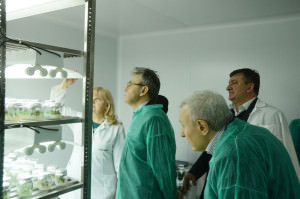 В лаборатории "Биотрон" во время визита президента РАН А.М. Сергеева в Никитский ботанический сад