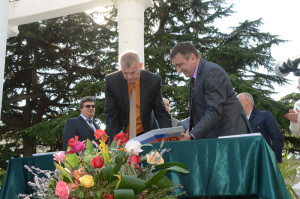 На подписании соглашения между Никитским ботаническим садом и муниципалитетом Большой Алушты - город стал "городом роз"