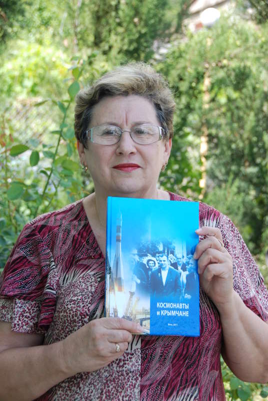 Баранова с книгой Космонавты